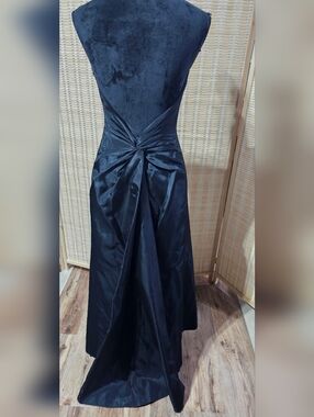 Laundry by Shelli Segal Black Taffeta Gown Size 4 NWT Backless Knot Train Formal